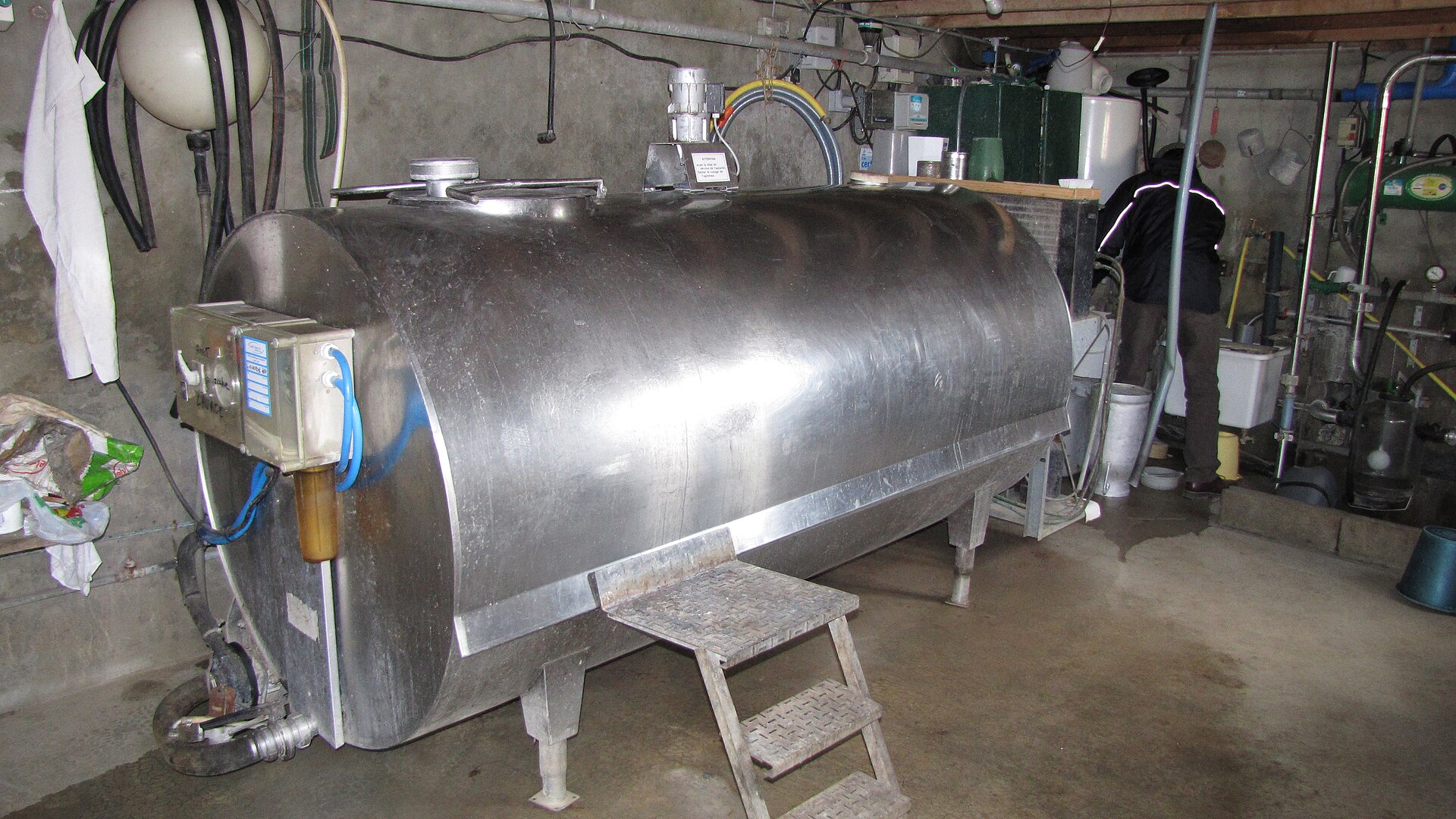 Tanque resfriador de leite a granel, de aço inoxidável, instalado na sala de leite de uma propriedade