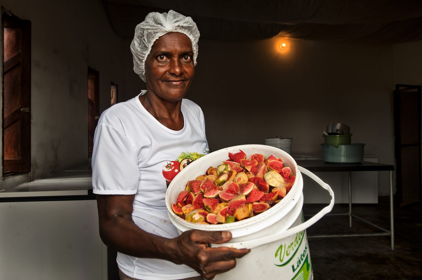 Helena Maria da Hora Xavier separa goiabas da própria propriedade para fazer polpa, agricultura familiar em Conceição do Coité, Bahia
