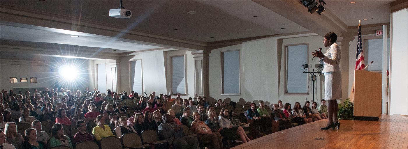Centenas de jovens reunidos num auditório, em conferência nacional de um programa de juventude rural