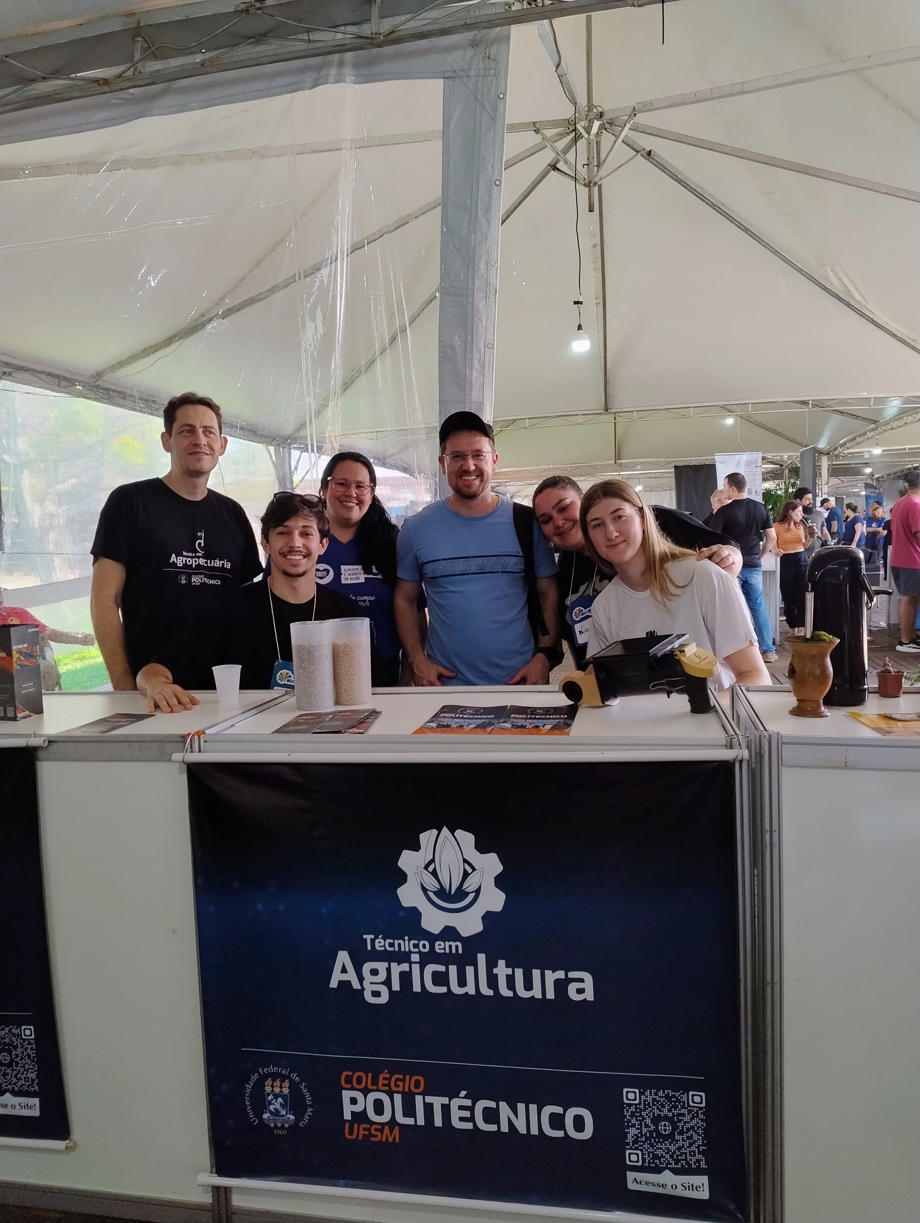 Docentes e estudantes do Técnico em Agricultura em evento do curso